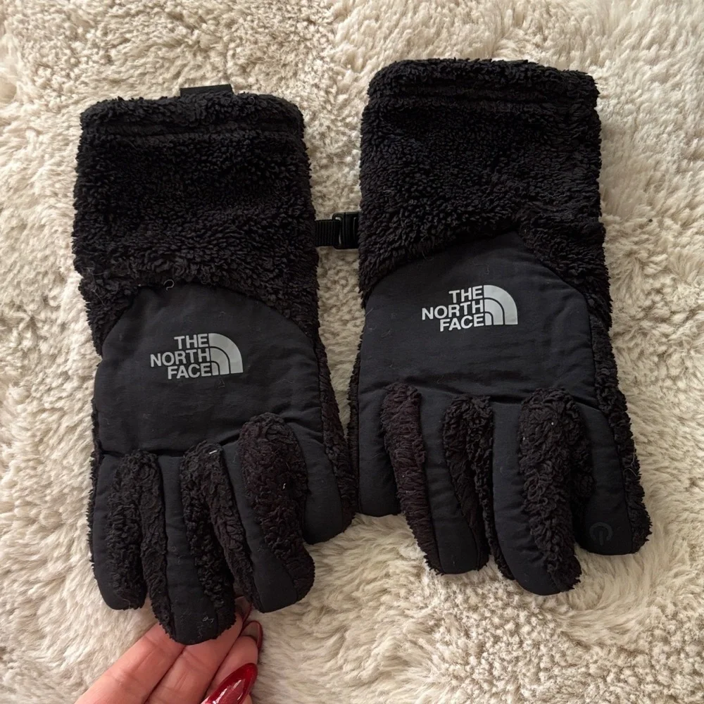 North Face Denali Etip fleece kids gloves in black.
